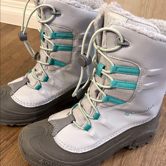 Columbia Women’s Gray and Teal Snow Boots - Picture 9 of 12